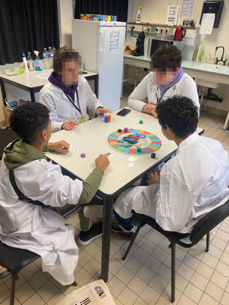 Les élèves du collège Honoré de Balzac de Vénissieux se sont rendus à l'Ecole normale supérieure de Lyon pour participer à des ateliers scientifiques. 