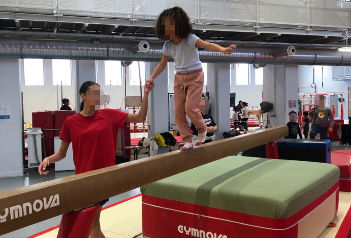 Les élèves de gymnastique du collège Honoré de Balzac de Vénissieux ont présenté leur travail aux élèves de CP de plusieurs écoles de Vénissieux.