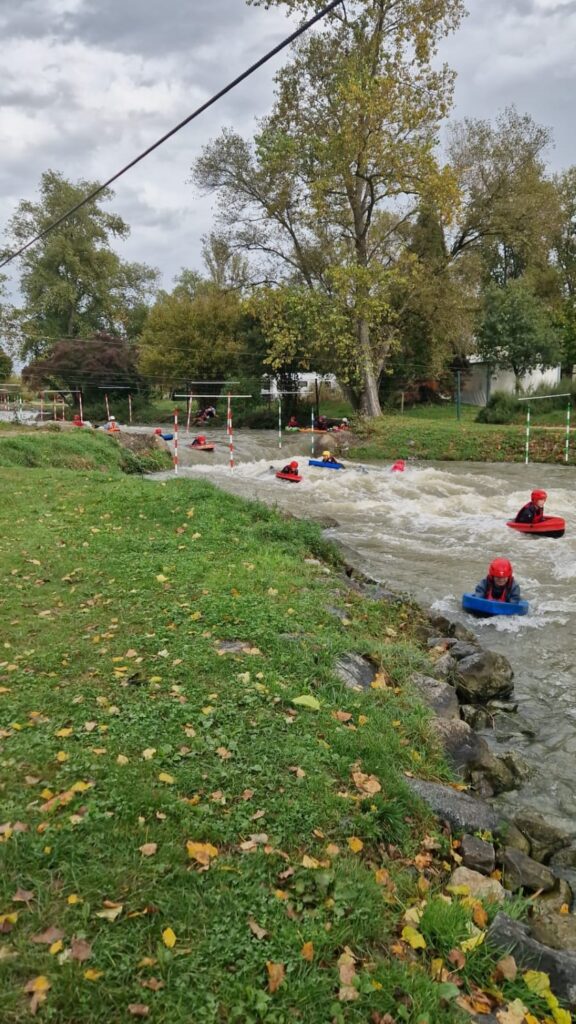 Les élèves de l'association sportive du collège Honoré de Balzac de Vénissieux ont participé à une initiation à l'hydrospeed. 