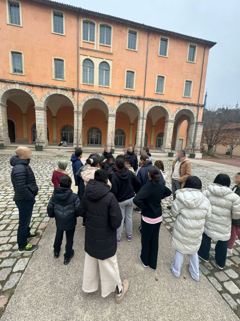 Des élèves du collège Honoré de Balzac de Vénissieux ont assisté à une représentation artistique aux Subsistances. 