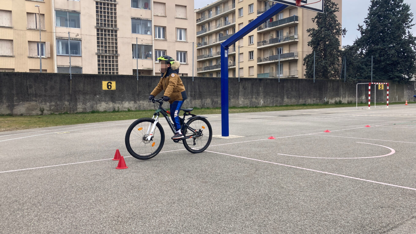 Les élèves du collège Honoré de Balzac ont pédalé à vélo pour identifier les points noirs en termes de sécurité pour les mobilités douces.
