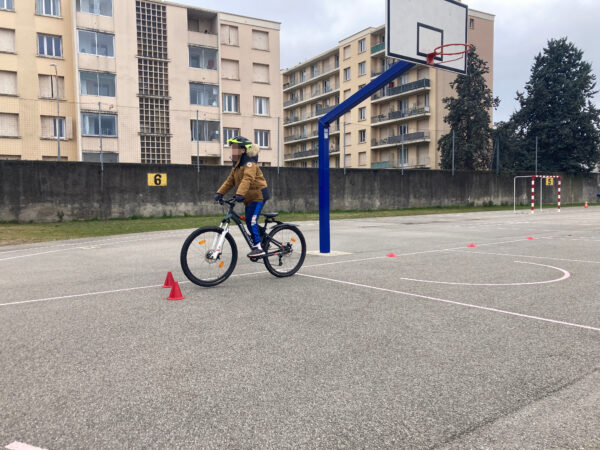Les élèves du collège Honoré de Balzac ont pédalé à vélo pour identifier les points noirs en termes de sécurité pour les mobilités douces.