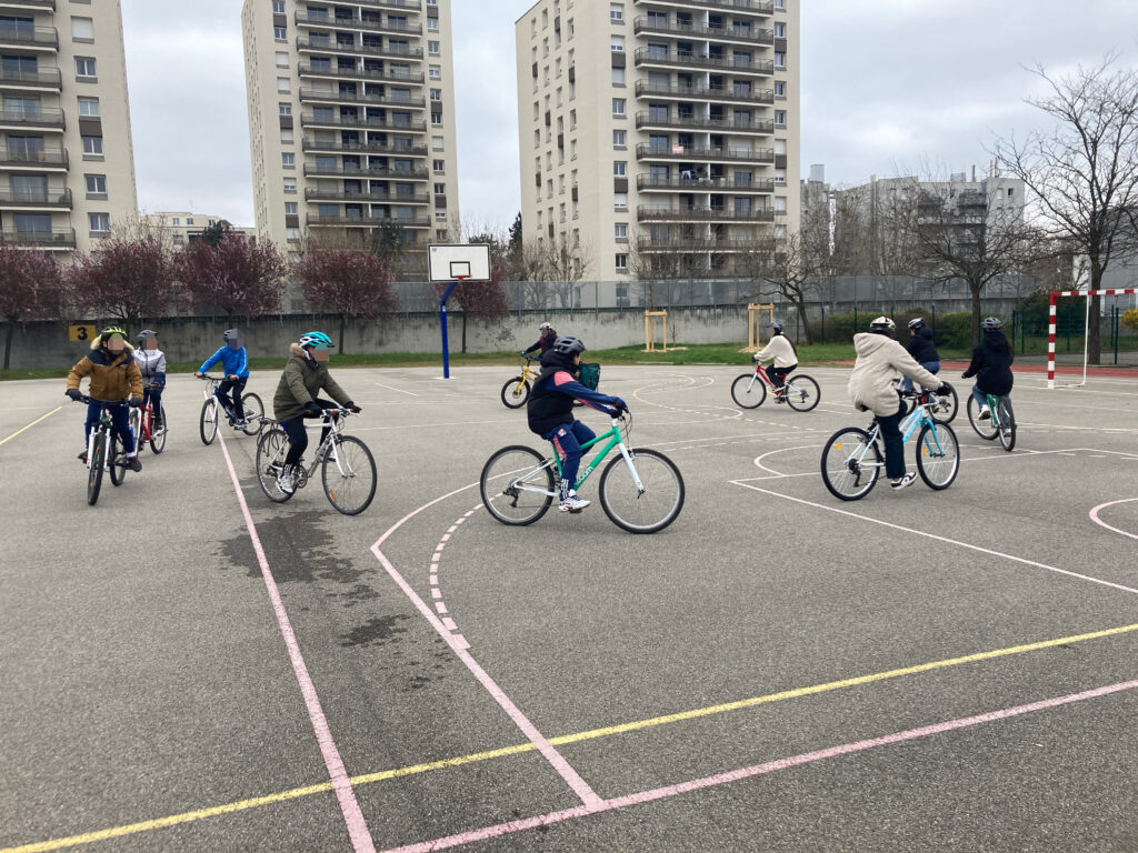 Les élèves du collège Honoré de Balzac ont pédalé à vélo pour identifier les points noirs en termes de sécurité pour les mobilités douces.