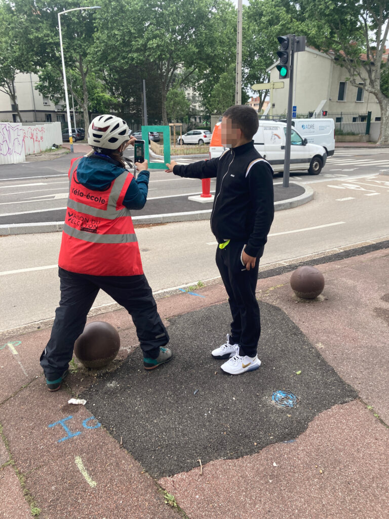 Les élèves du collège Honoré de Balzac ont pédalé à vélo pour identifier les points noirs en termes de sécurité pour les mobilités douces.