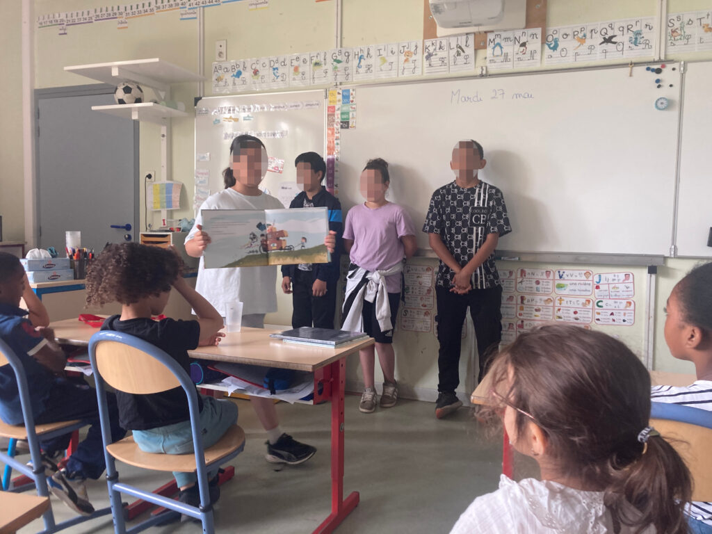 Les élèves de 6e1 du collège Honoré de Balzac ont lu des albums aux élèves de CP de l'école Moulin à vent.