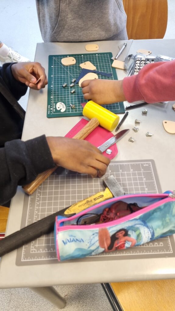 Entre février et avril, les élèves du collège Honoré de Balzac de Vénissieux ont pu créer de petits objets en cuir.