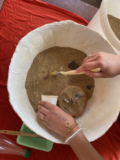 Les élèves du collège Honoré de Balzac de Vénissieux ont participé à des ateliers pour découvrir l'archéologie.