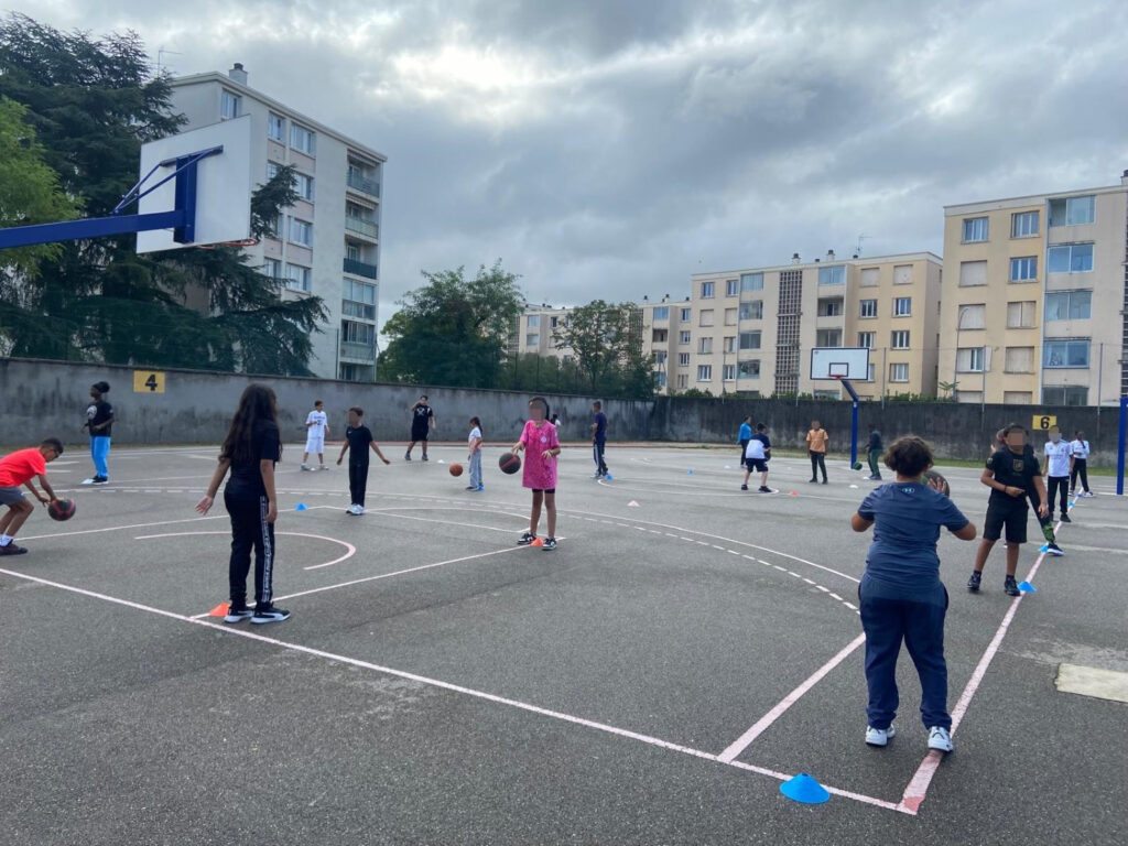 Le collège Honoré de Balzac de Vénissieux propose aux élèves de s'inscrire à l'Association sportive. 
