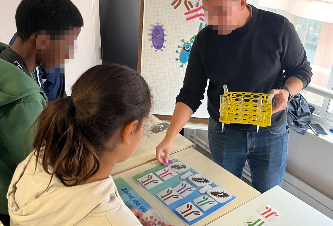 Les élèves de 4e du collège Honoré de Balzac de Vénissieux ont participé à l'occasion d'une sortie à différents ateliers visant à les initier à la démarche scientifique.