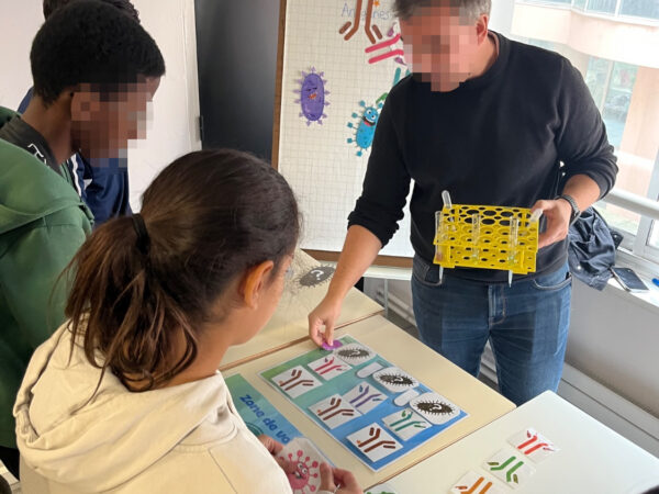 Les élèves de 4e du collège Honoré de Balzac de Vénissieux ont participé à l'occasion d'une sortie à différents ateliers visant à les initier à la démarche scientifique.