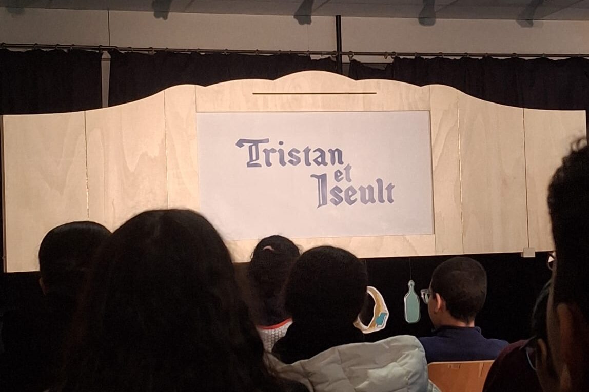 Les élèves de 3e du collège Honoré de Balzac de Vénissieux ont assisté à la représentation de « Conter fleurette », une pièce de la Comédie de Saint-Étienne.