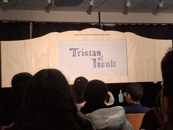 Les élèves de 3e du collège Honoré de Balzac de Vénissieux ont assisté à la représentation de « Conter fleurette », une pièce de la Comédie de Saint-Étienne.