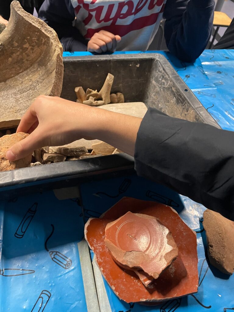 Les élèves latinistes de 3e du collège Honoré de Balzac de Vénissieux ont participé à un atelier les initiant à la fouille archéologique.