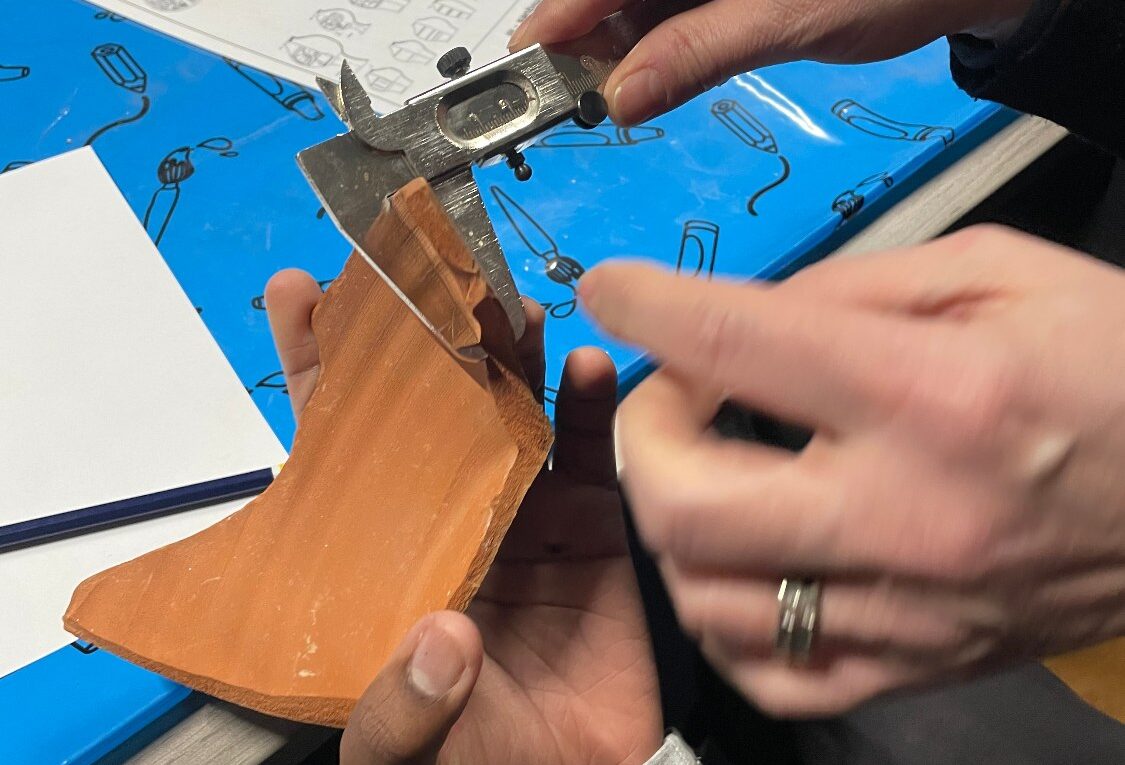 Les élèves latinistes de 3e du collège Honoré de Balzac de Vénissieux ont participé à un atelier les initiant à la fouille archéologique.