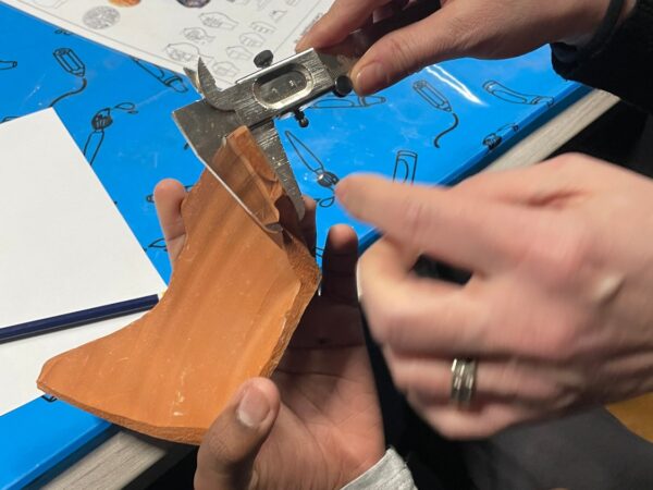 Les élèves latinistes de 3e du collège Honoré de Balzac de Vénissieux ont participé à un atelier les initiant à la fouille archéologique.