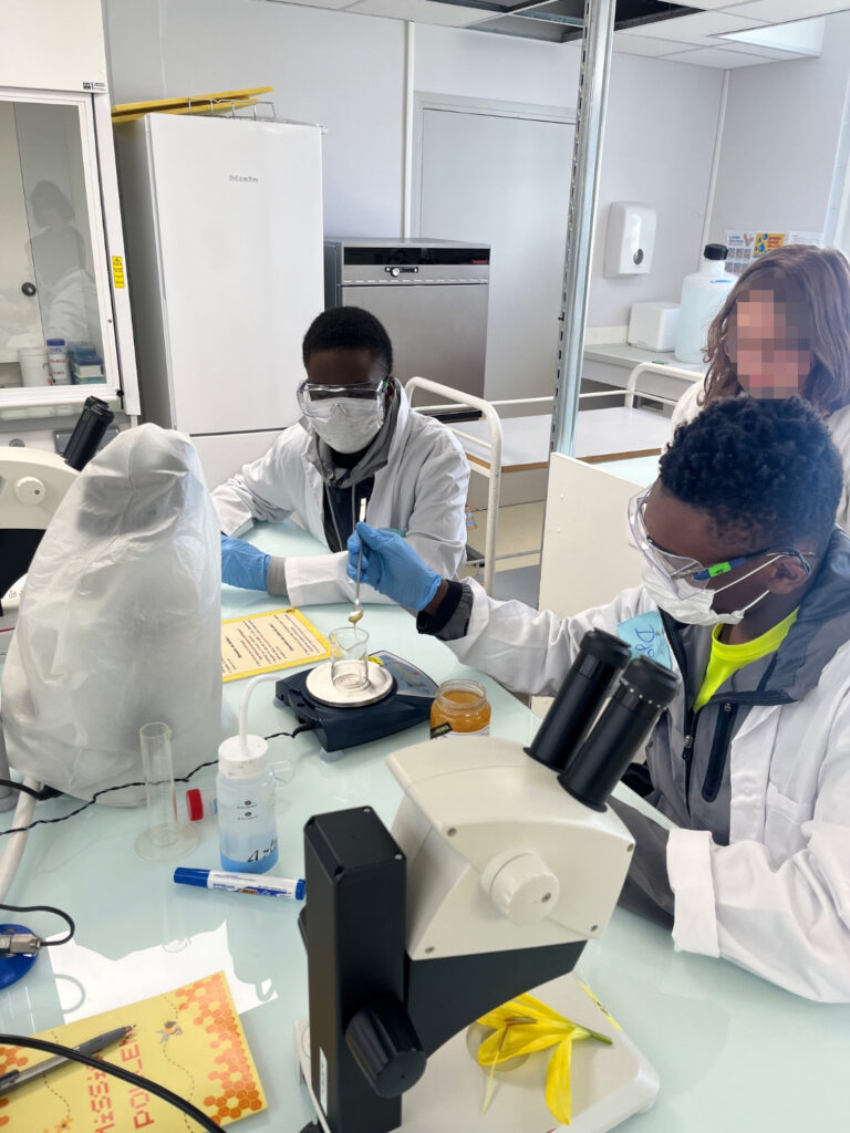 Les élèves du collège Honoré de Balzac de Vénissieux ont rencontré des étudiants lors du Forum Bioscience à Lyon.