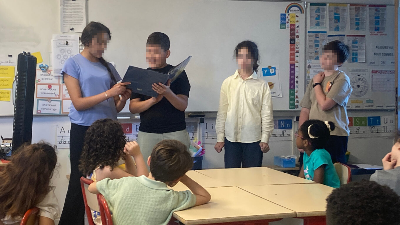 Les élèves du collège Honoré de Balzac ont lu des albums devant les écoliers de l'école Moulin à vent de Vénissieux.