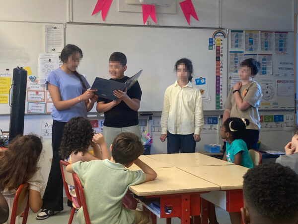 Les élèves du collège Honoré de Balzac ont lu des albums devant les écoliers de l'école Moulin à vent de Vénissieux.