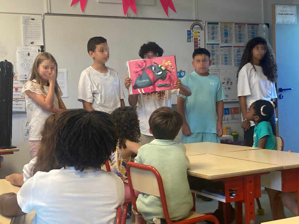 Les élèves du collège Honoré de Balzac ont lu des albums devant les écoliers de l'école Moulin à vent de Vénissieux.